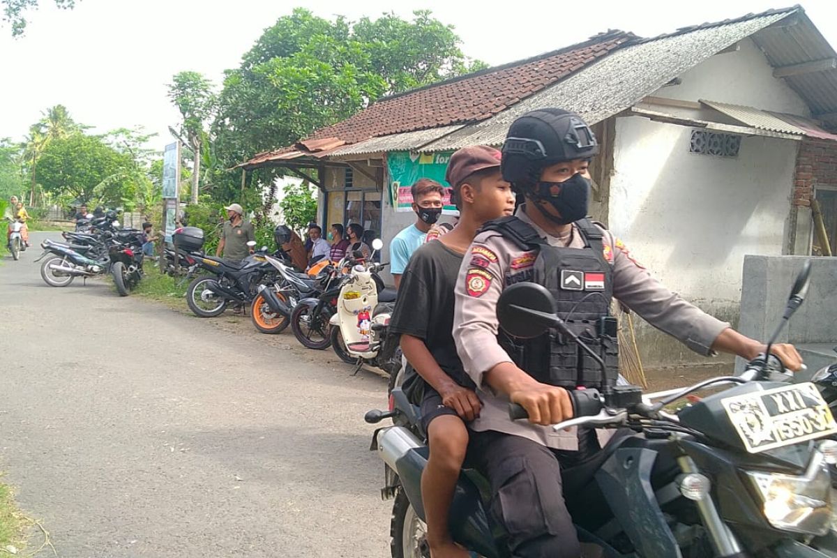 Polisi jemput warga untuk divaksin