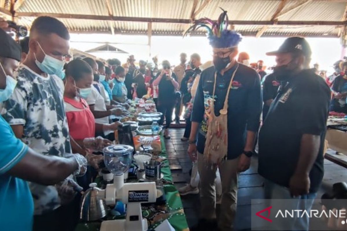 Bupati Jayapura sebut Sandiaga Uno menteri pertama kunjungi Kampung Yoboi