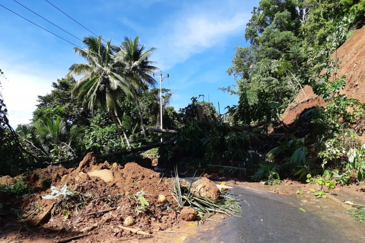 Ruas jalan di Sangihe yang longsor sudah bisa dilalui kendaraan