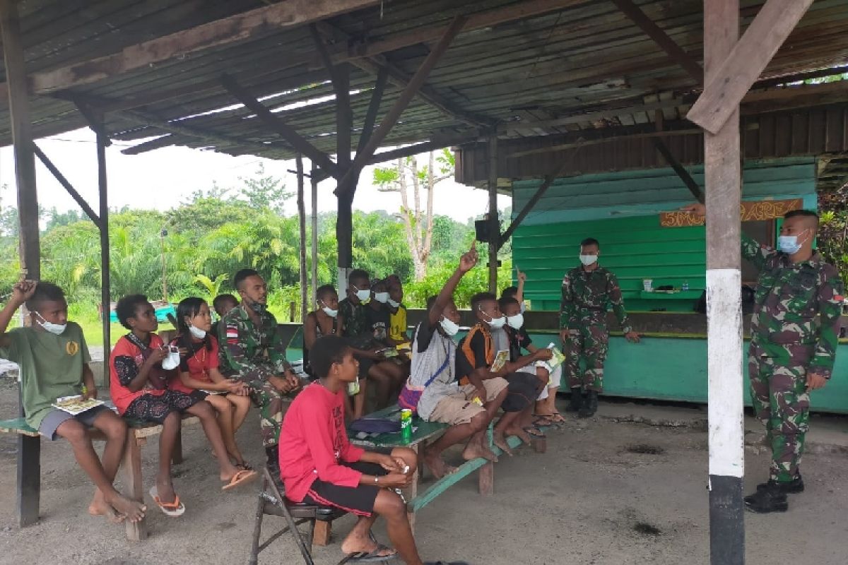Satgas TNI Yonif 512 beri bimbingan belajar anak di perbatasan RI-PNG