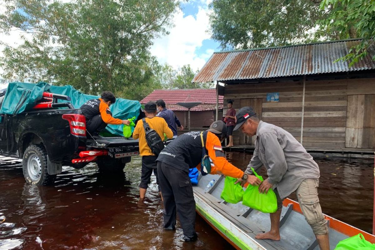 Aksi DMC Dompet Dhuafa distribusi paket hygiene kit hingga aksi bersih-bersih