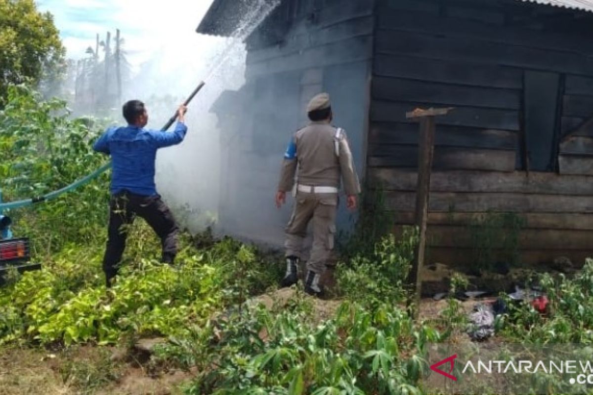 Rumah papan nenek 70 tahun di Sipirok terbakar gegara arus pendek