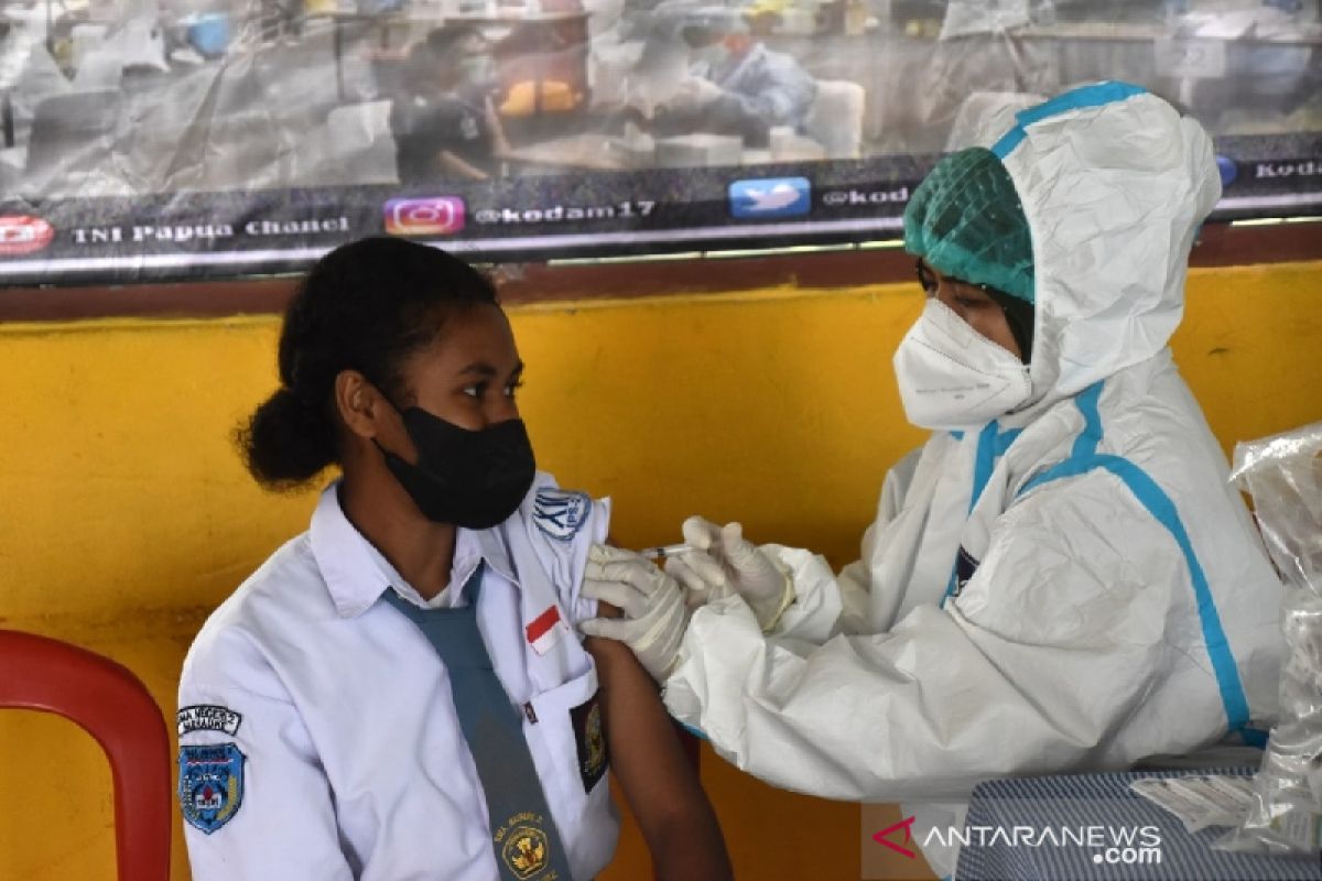 Kodam XVII/Cenderawasih lakukan vaksinasi siswa SMA Merauke