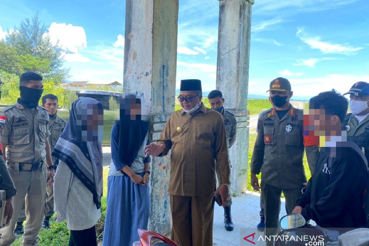 Bupati Aceh Barat gerebek pasangan pacaran di Pantai Wisata Ujung Karang