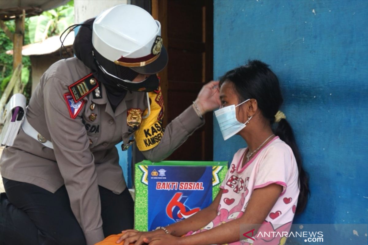 Kasat Lantas Polres Tapin AKP Risda bagikan sembako ke rumah para disabilitas