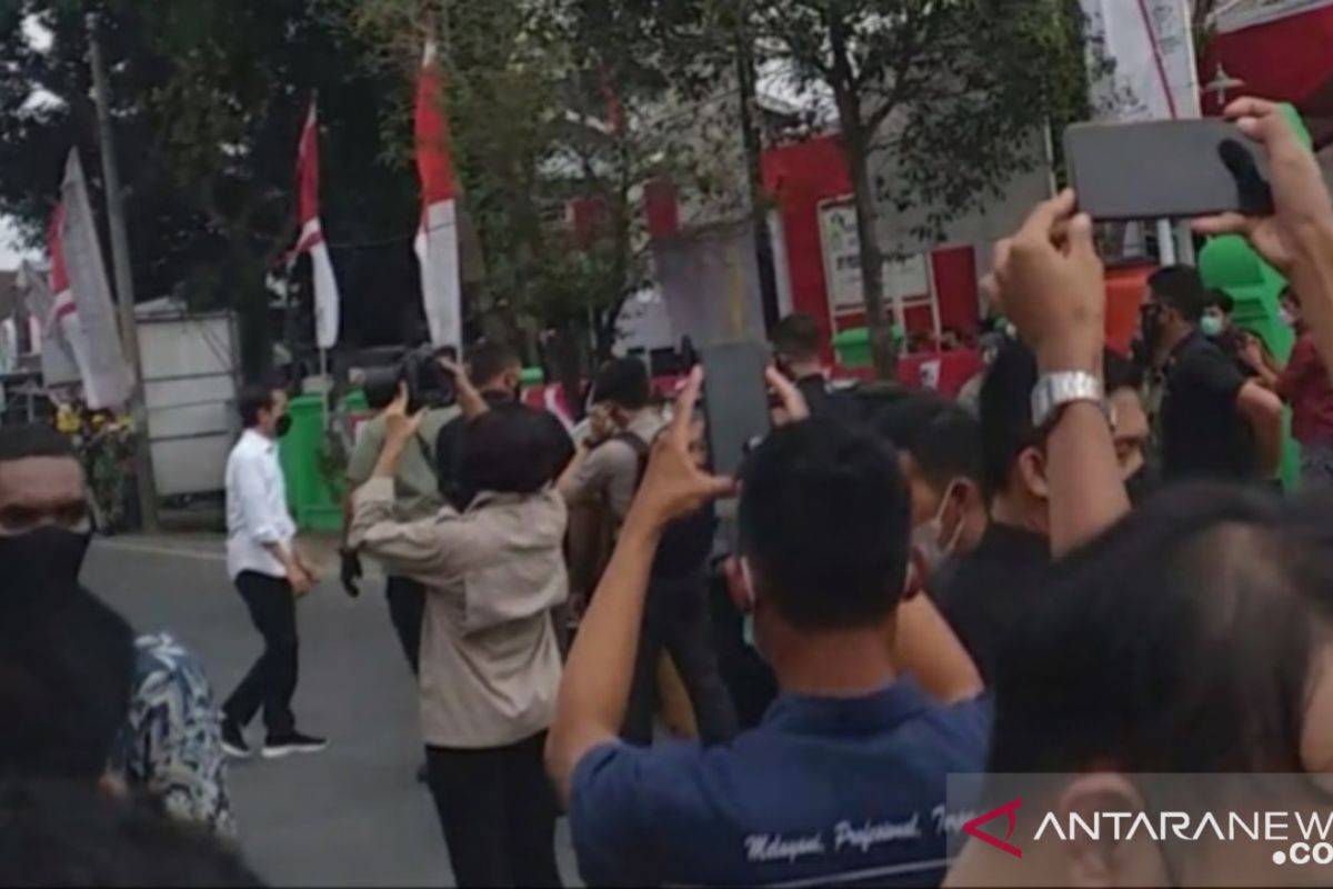 Warga Kota Serang antusias sambut kedatangan Presiden Jokowi
