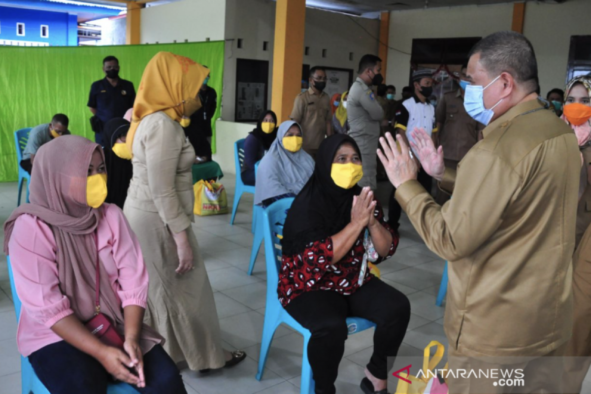 Pemprov bagikan bantuan pangan di Kota Gorontalo