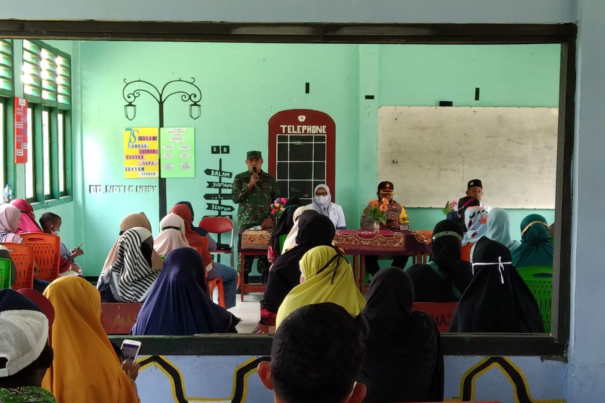 TNI-Polri sosialisasi vaksinasi ke orang tua siswa di Halmahera Utara, lawan Corona