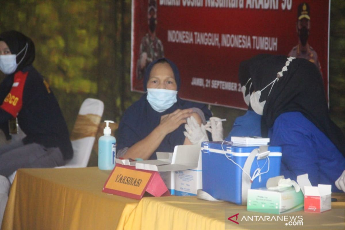 Alumni Akabri 1998 gelar vaksinasi 1.000 dosis dan bagikan sembako di Jambi