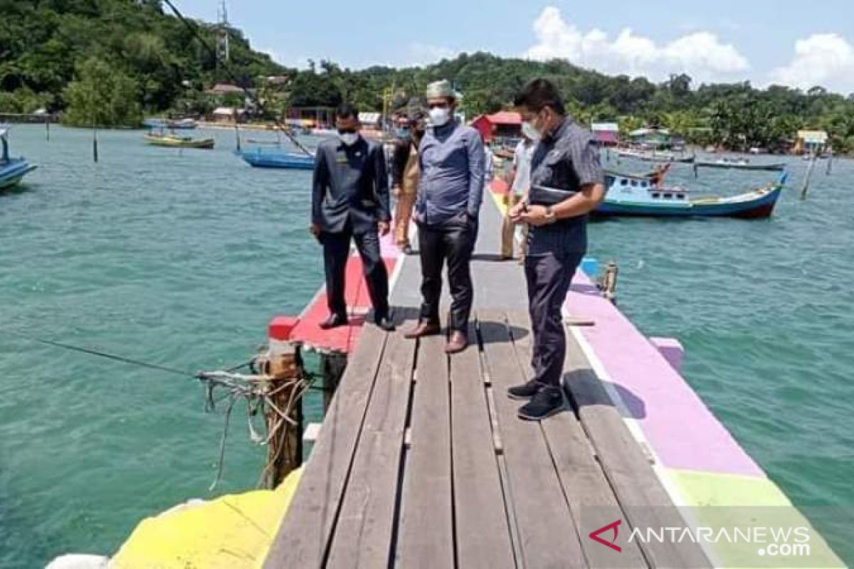 Komisi I dan II DPRD Belitung tinjau kerusakan dermaga Suak Gual