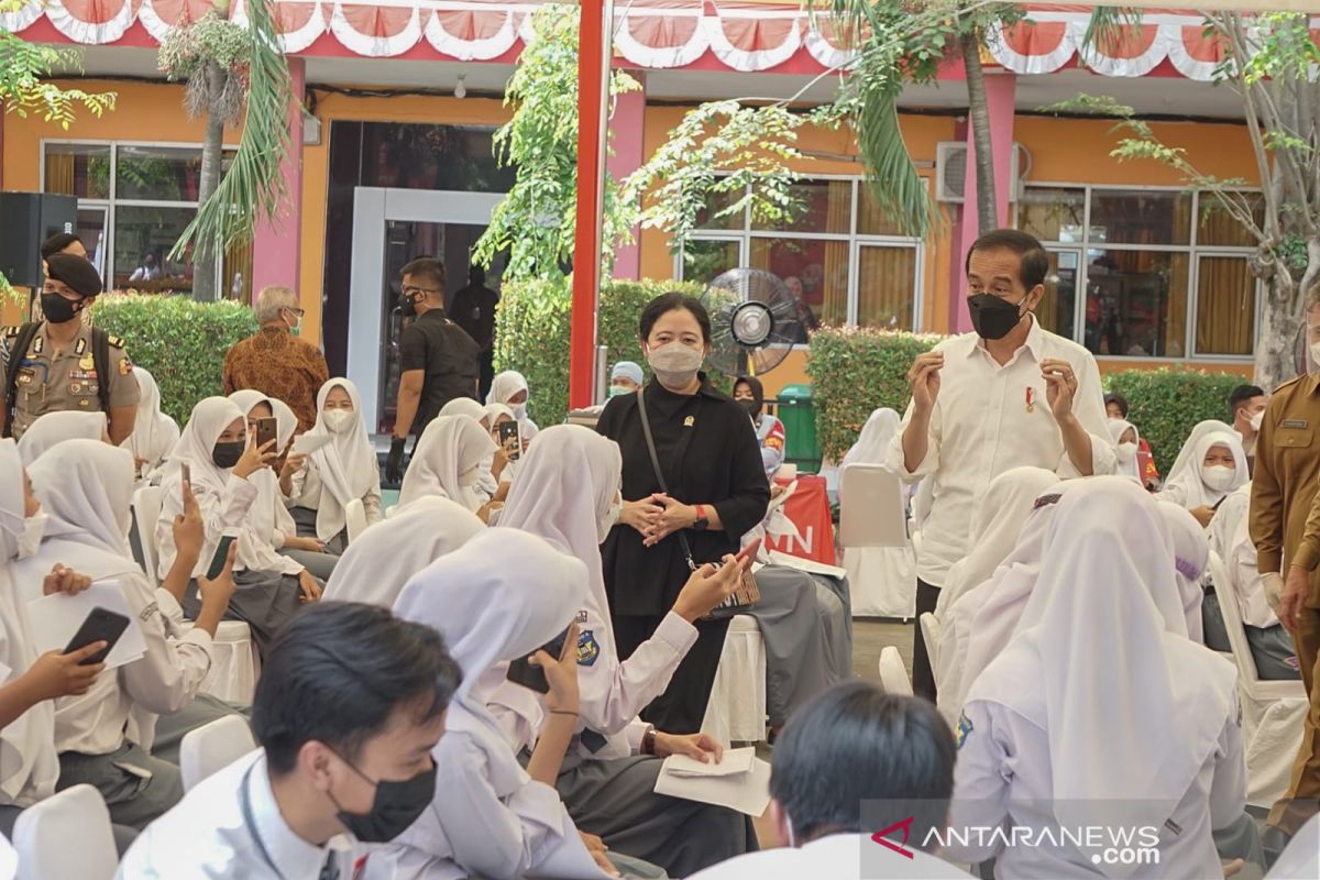 Presiden tinjau pelaksanaan vaksinasi massal pelajar di Banten