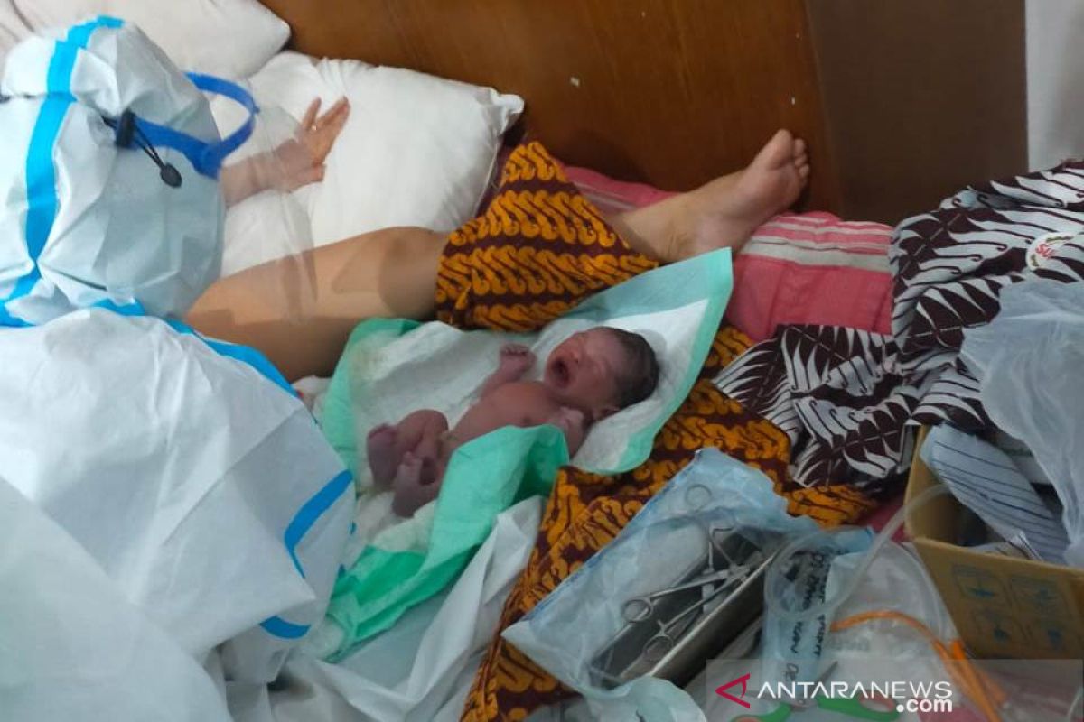Pasien COVID-19 di RSLI Surabaya melahirkan bayi normal