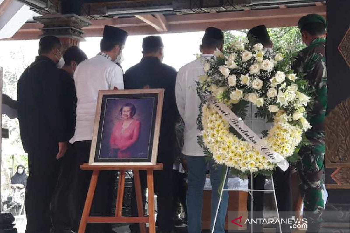 Mertua SBY dikebumikan di samping  makam suaminya Sarwo Edhie Wibowo