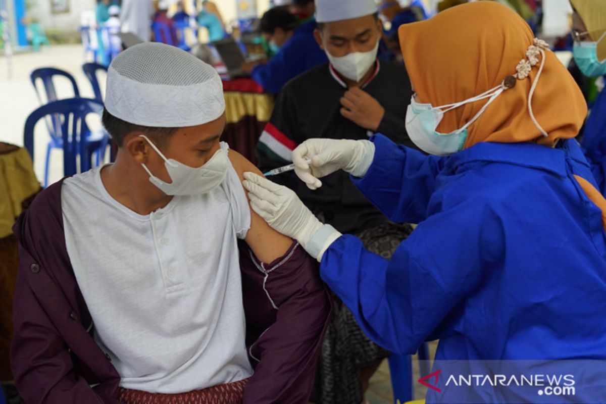 Ribuan santri di Kabupaten HSS Kalsel antusias ikuti vaksinasi