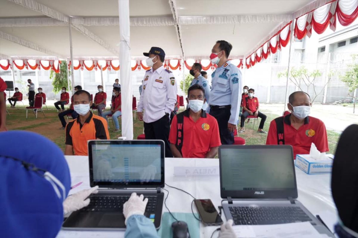 Ratusan warga binaan Lapas Pemuda Madiun jalani vaksinasi