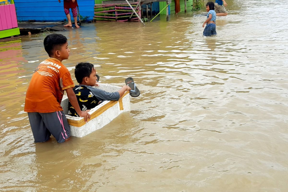 Sungai Kayan meluap