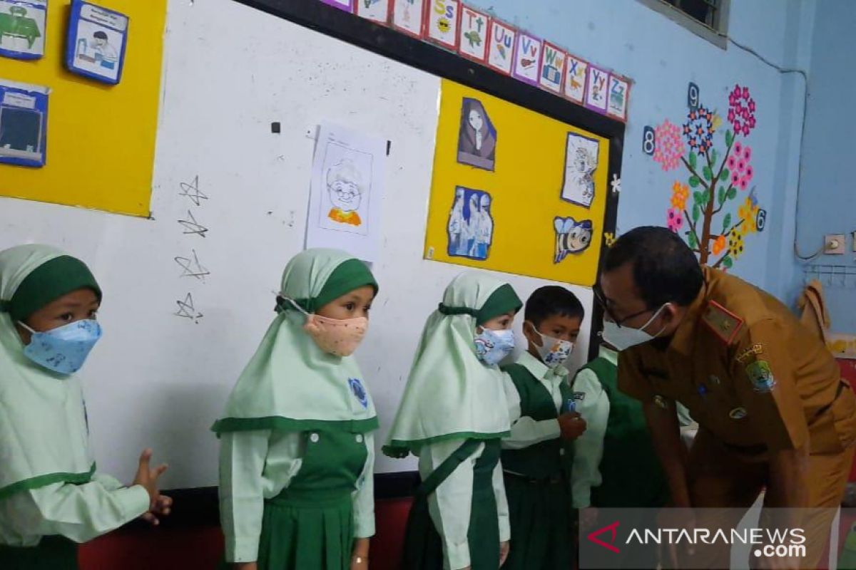 Bekasi to evaluate offline learning after students test COVID positive