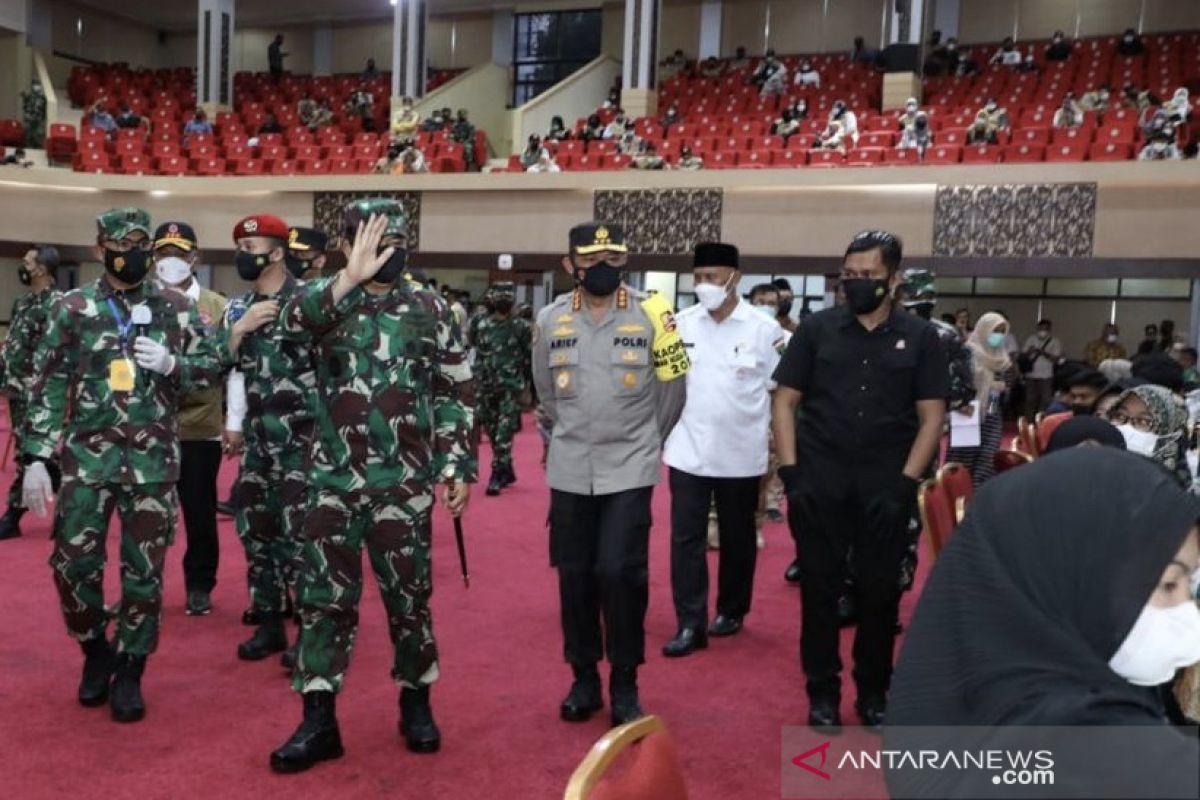 Panglima TNI tinjau vaksinasi massal di Padang