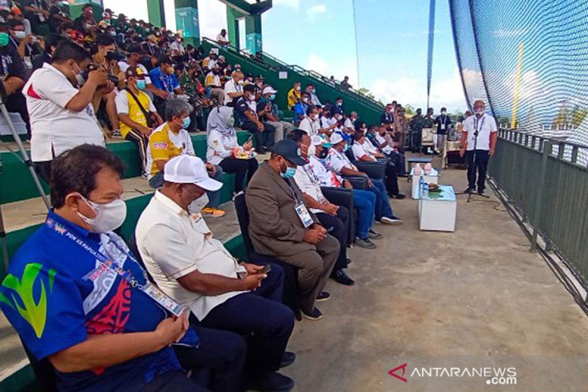 Panitia sofbol hanya izinkan penonton yang berkartu identitas resmi