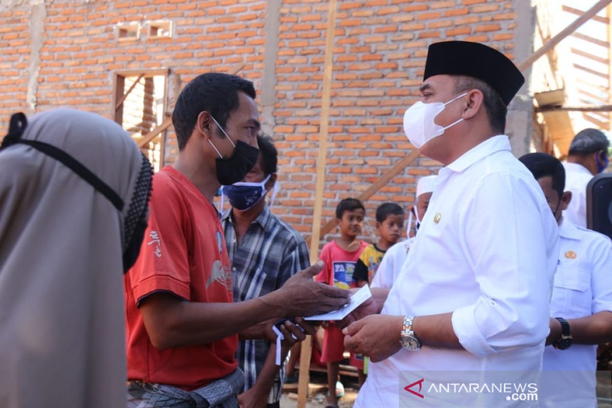 Korban kebakaran Panyabungan III dapat bantuan Bupati Madina