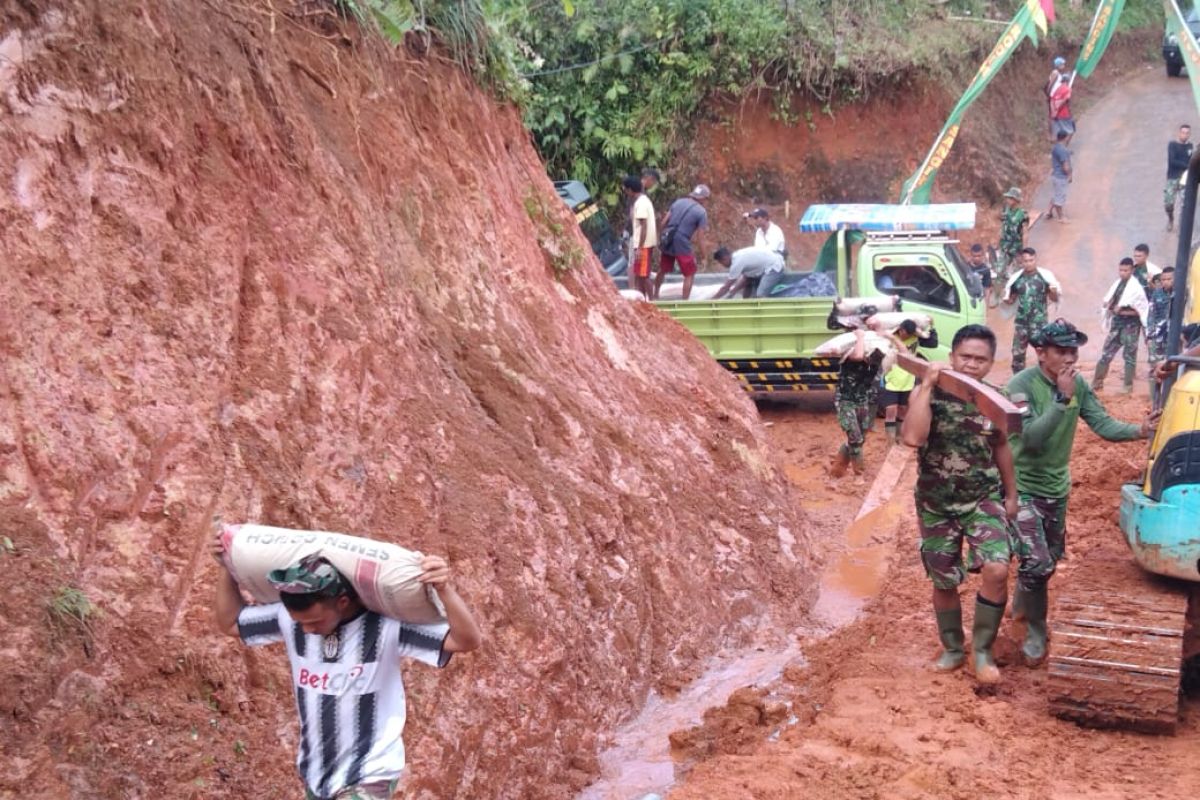 Warga bantu pikul material ke lokasi TMMD di Sangihe