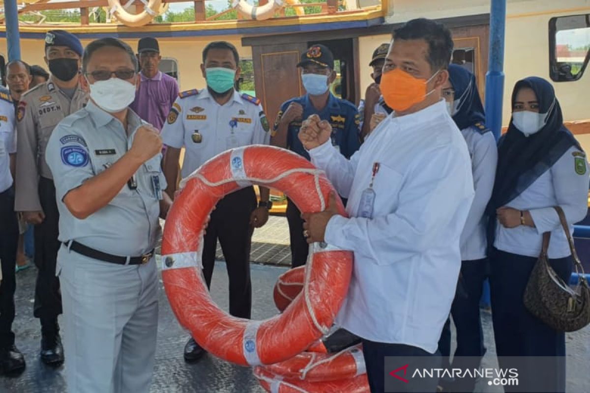 Tinjau Pelabuhan Mengkapan Buton, Kepala Jasa Raharja serahkan bantuan alat keselamatan