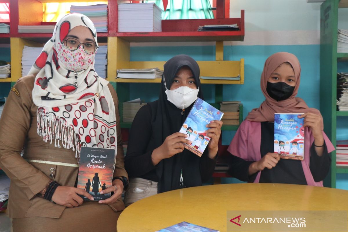 Momen perpisahan, Murid SDN 10 Merempan Hilir terbitkan buku ontologi puisi