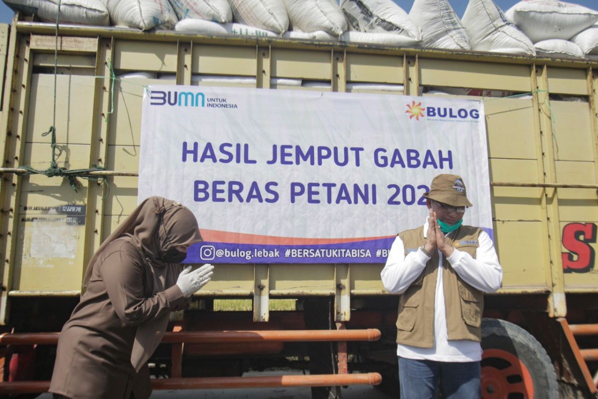 Perum Bulog serap satu juta ton beras petani