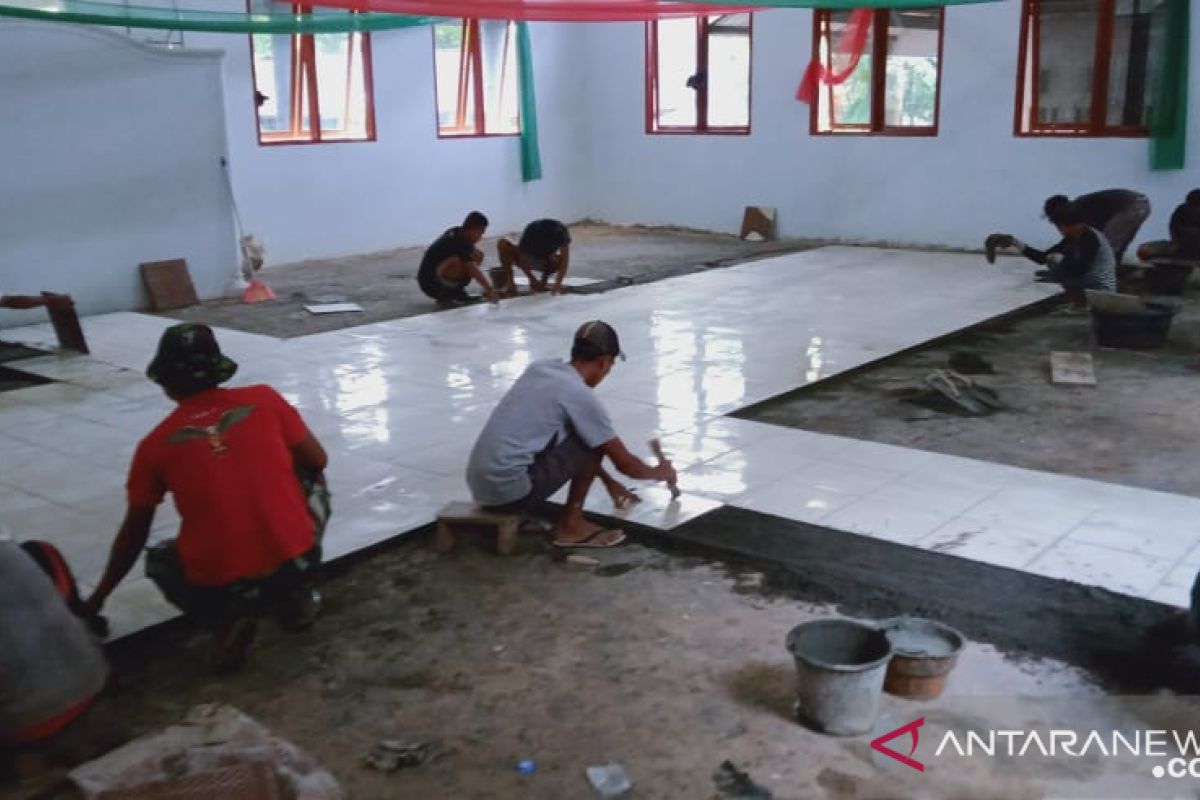 Danrem 131/Santiago bantu ubin untuk gedung gereja di lokasi TMMD Sangihe