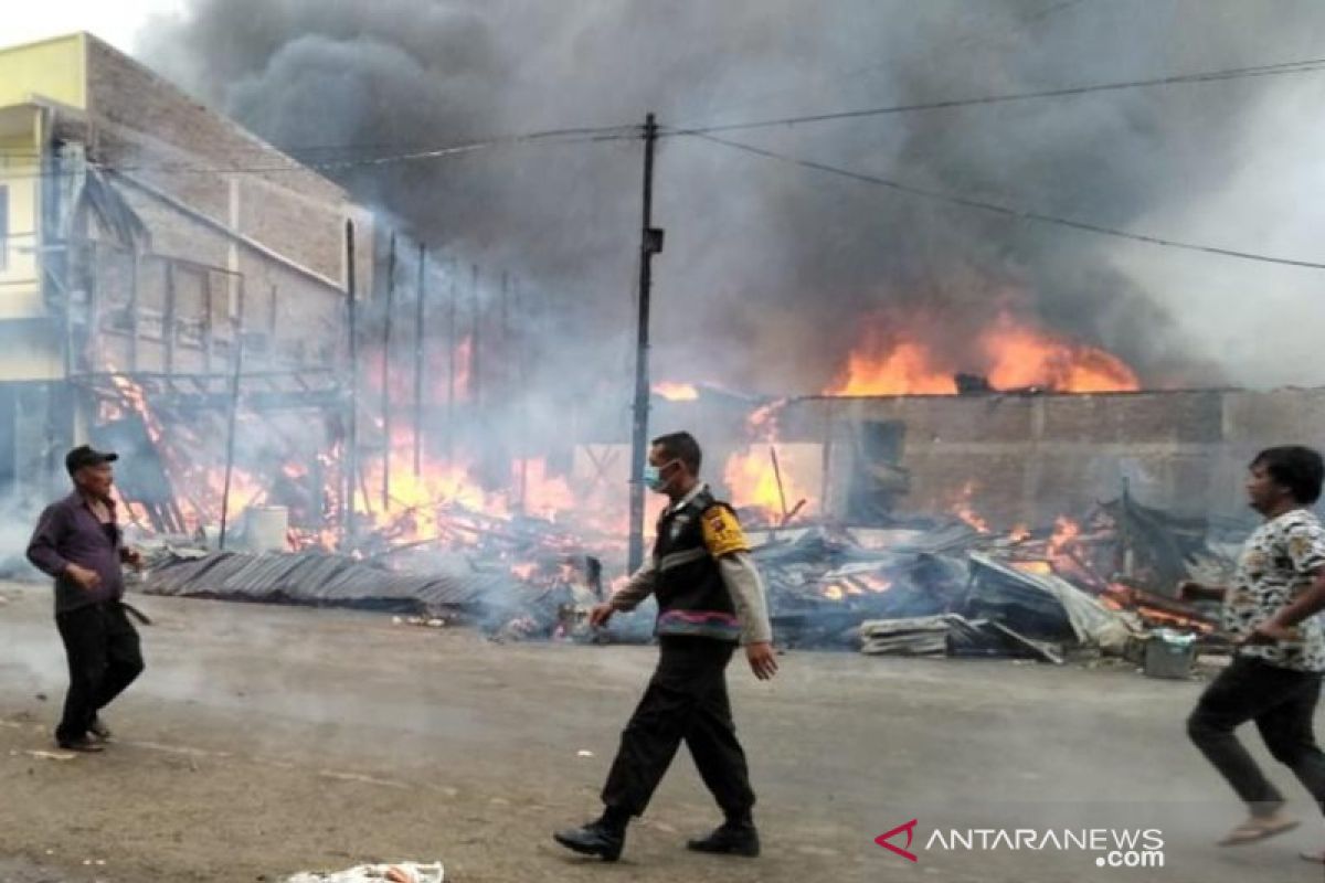 5 rumah dan 10 kios dilalap api di Siborongborong Taput