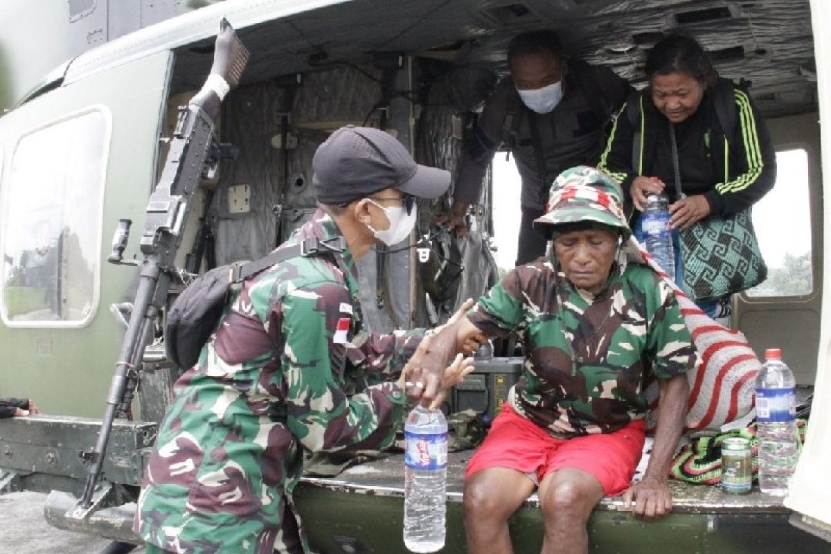 Evakuasi guru dan warga Kiwirok Papua gunakan helikopter TNI AD