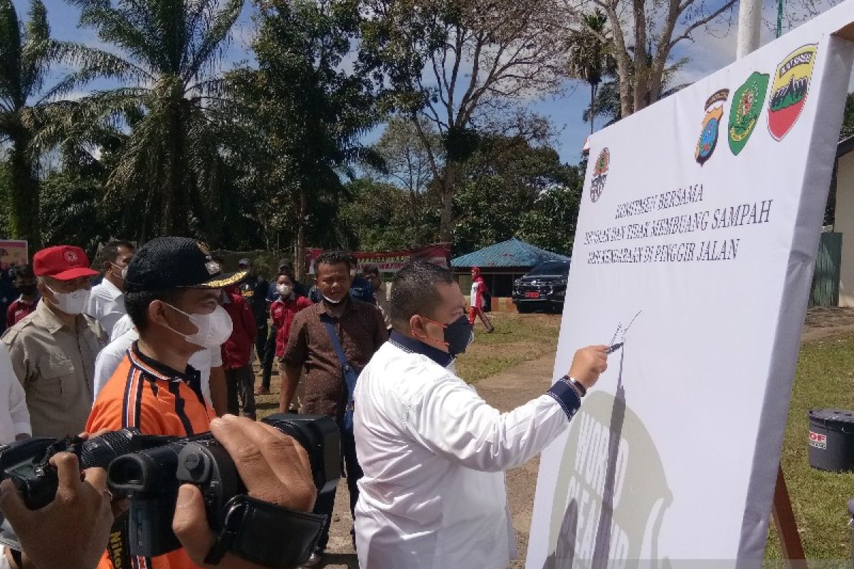 Bupati Tapsel ajak masyarakat jadikan momen WCD2021 untuk bebas sampah