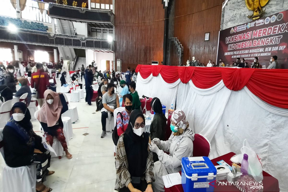 Sinergitas Polda Kalsel dan BEM vaksinasi 3 ribu warga Banjarmasin