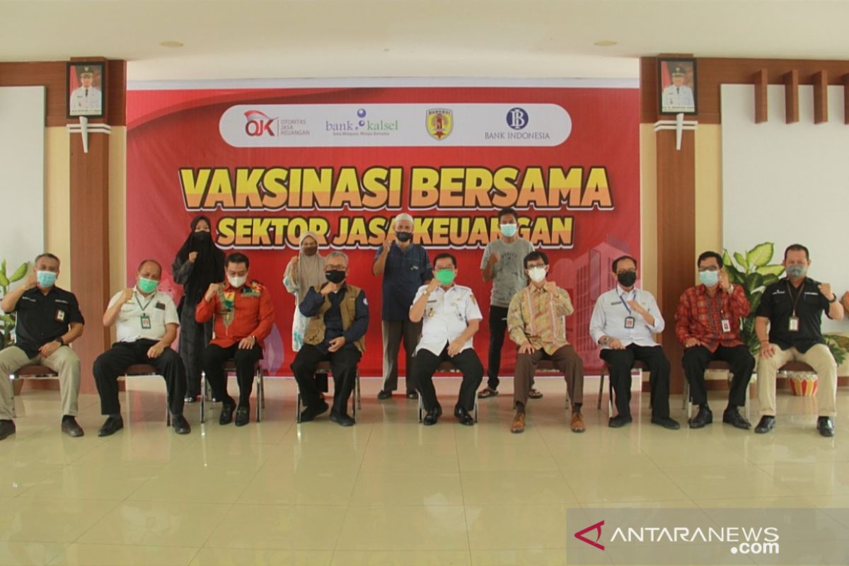 OJK dan Bank Kalsel gelar vaksinasi bagi karyawan dan warga di HST