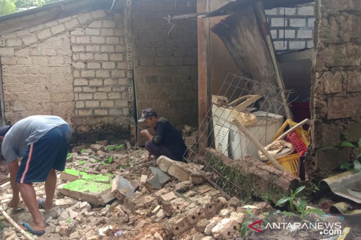 Longsor dan angin kencang landa dua kecamatan di Sukabumi