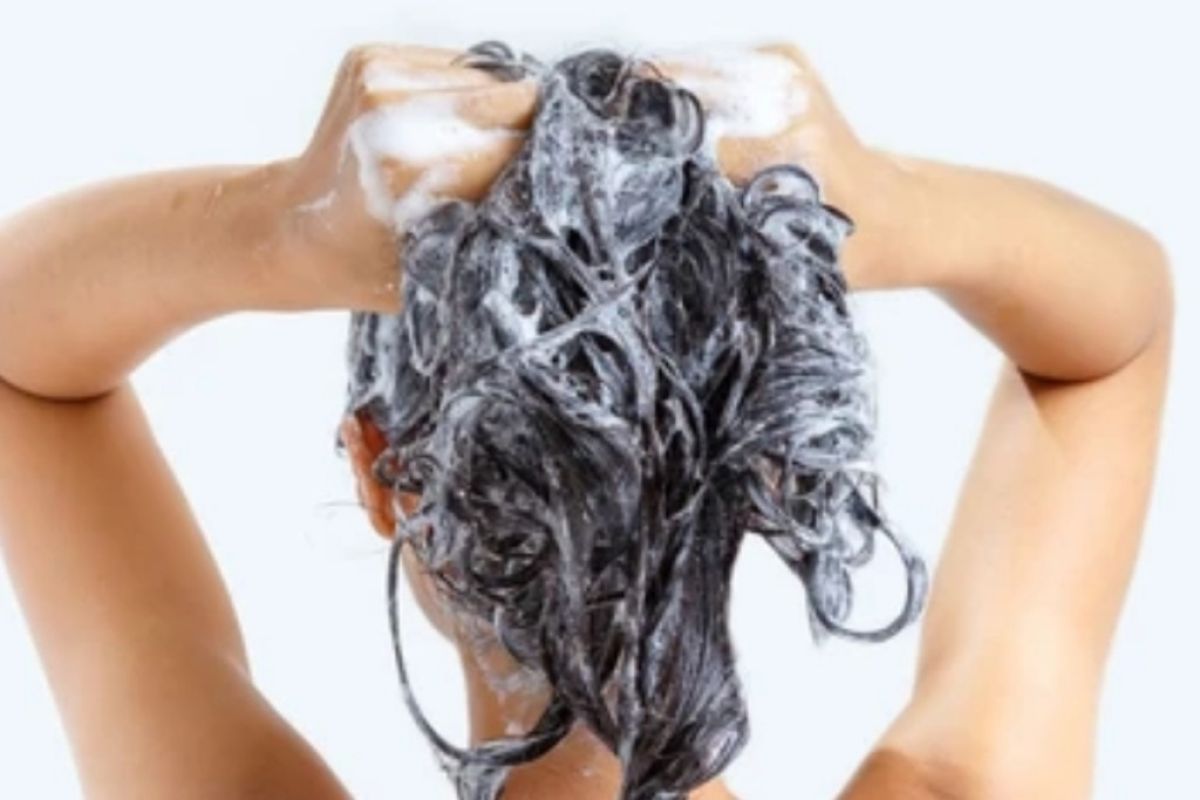 Menjaga kesehatan rambut dimulai dengan cara keramas yang tepat