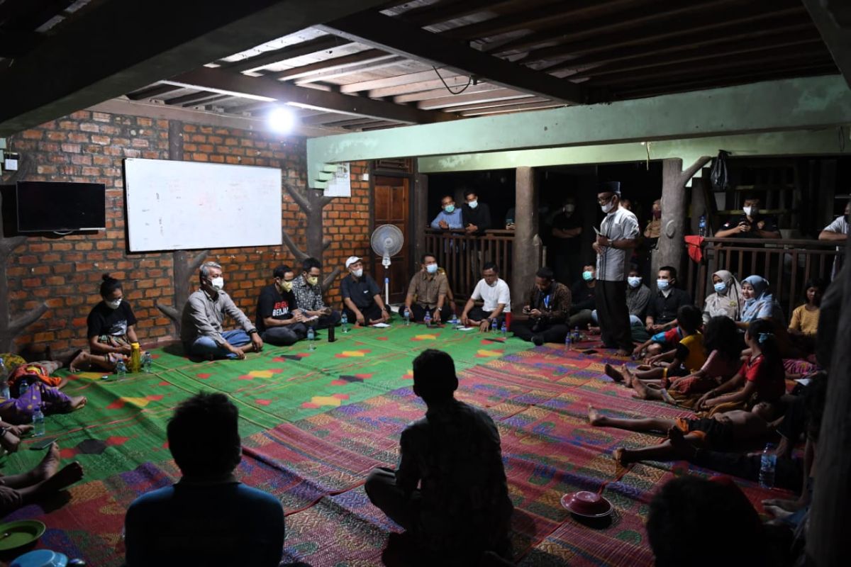 Nadiem bermalam di jambi bersama komunitas Suku Anak Dalam