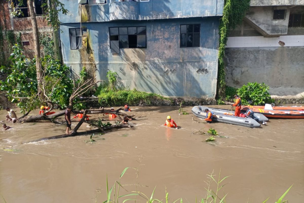 Basarnas lakukan tiga operasi pencarian berbeda korban banjir di Minahasa Tenggara