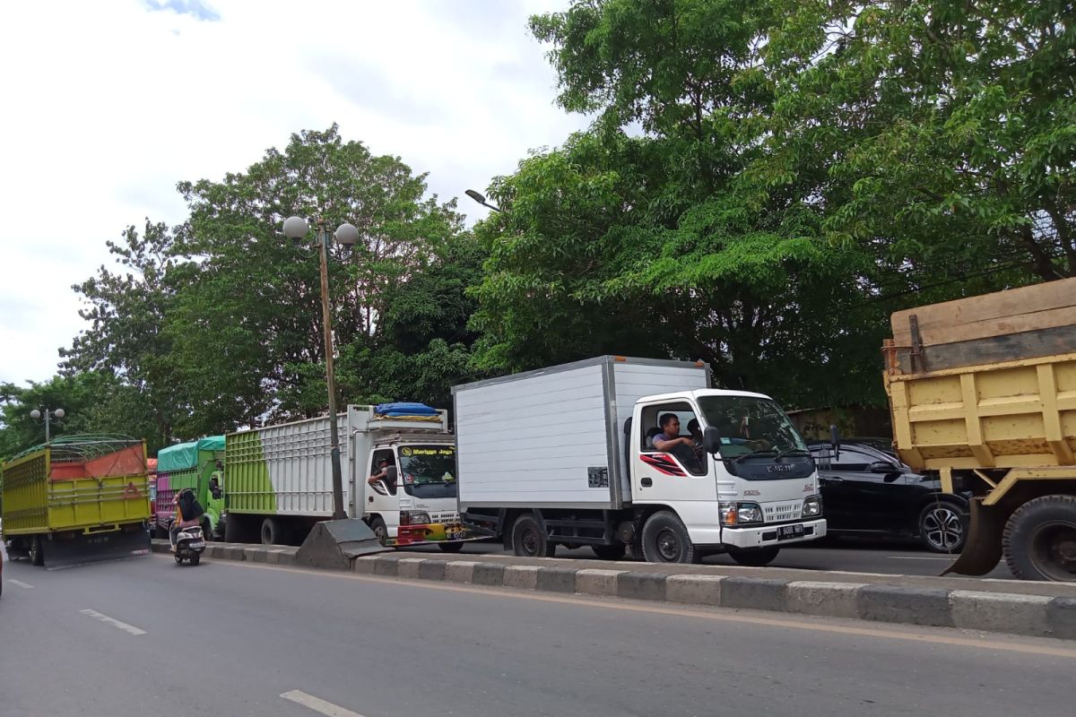 Puluhan truk parkir hambat kelancaran lalu lintas di poros Maros