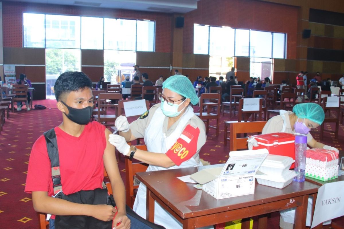 Forkopimda Sulut tinjau vaksinasi massal di Politeknik Negeri Manado