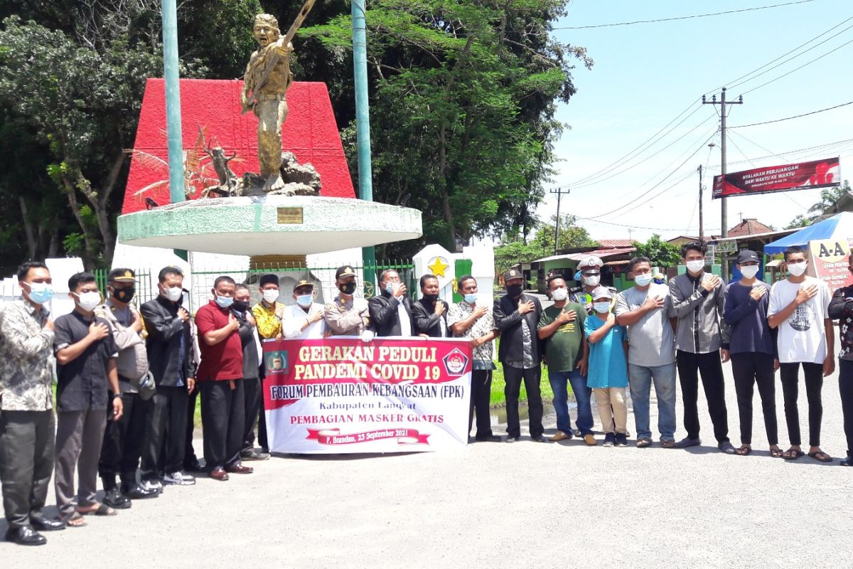 1.500 masker dibagikan FPK, Polres Langkat dan Polsek Pangkalan Brandan