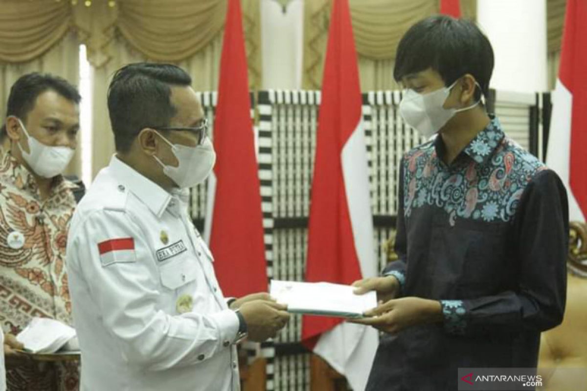 Ini diterima oleh 11 mahasiswa Tanah Datar di Timur Tengah dari zakat PNS setempat