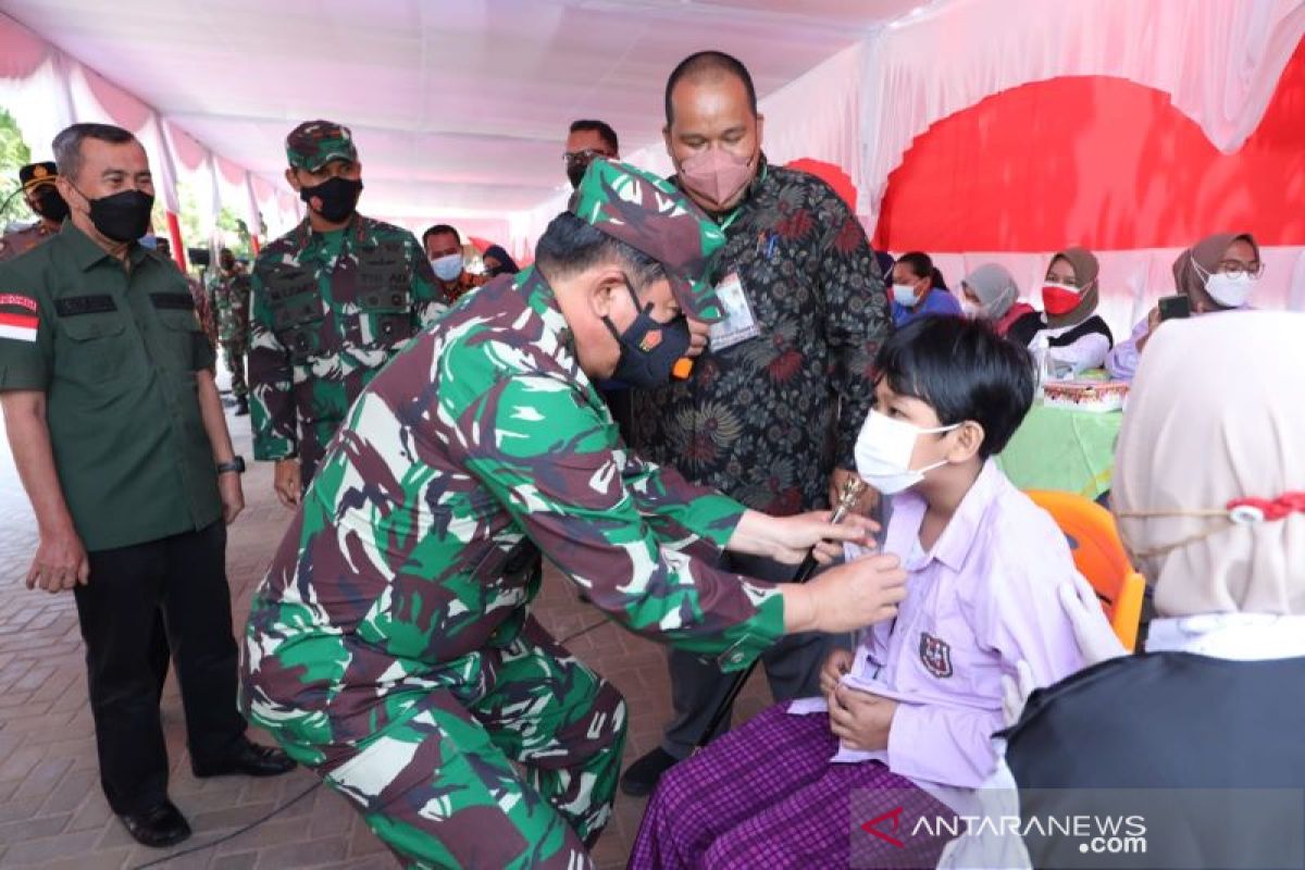 Panglima TNI tinjau vaksinasi 800 pelajar di Pekanbaru