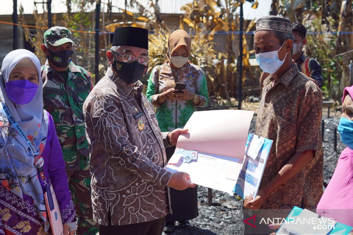 Lima keluarga korban kebakaran Longawang terima bantuan