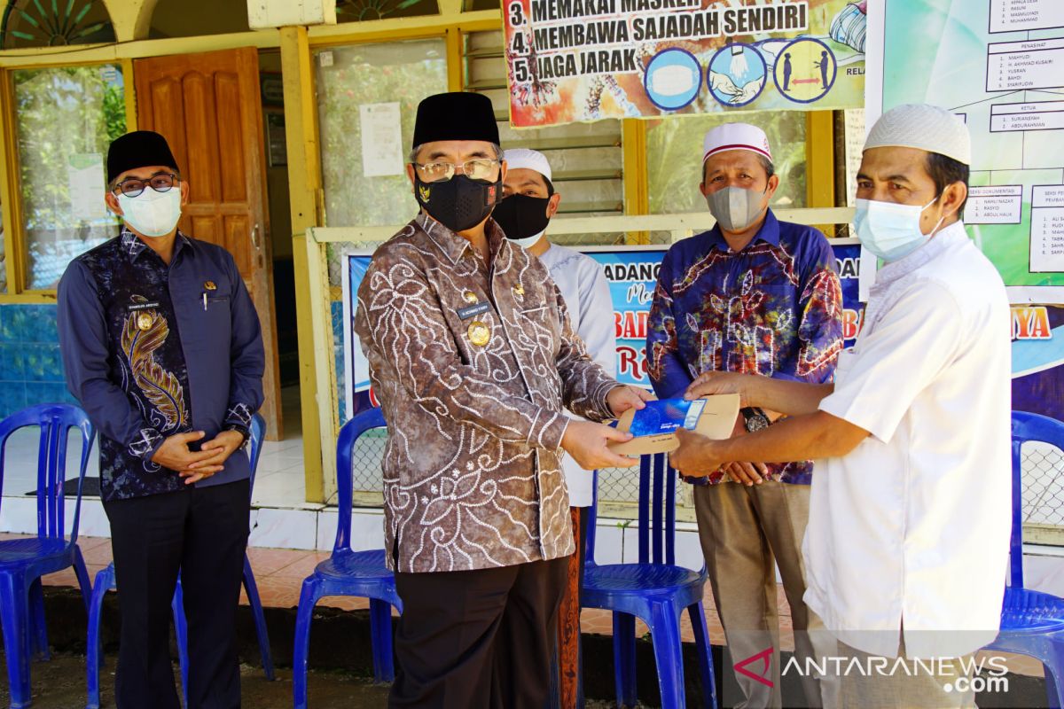 Sumbangan ASN HSS untuk pembangunan Masjid Baiturrahim diserahkan