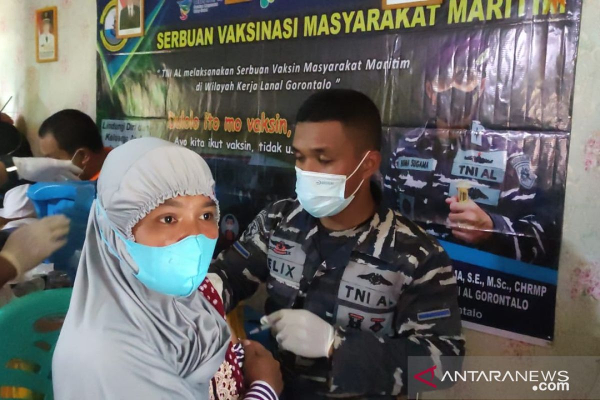 Serbuan vaksinasi COVID-19 maritim di Gorontalo Utara gunakan armada kapal perang