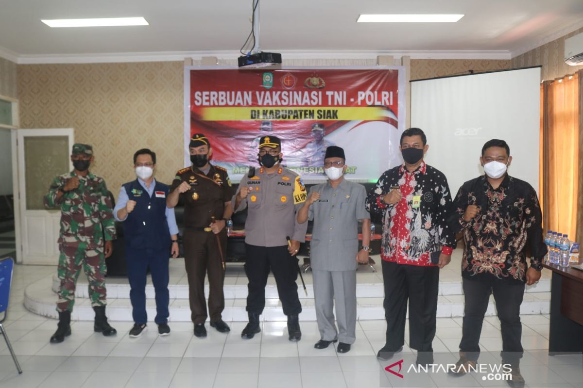 Sekda Siak tinjau Serbuan Vaksinasi TNI-Polri di RSUD Tengku Rafian