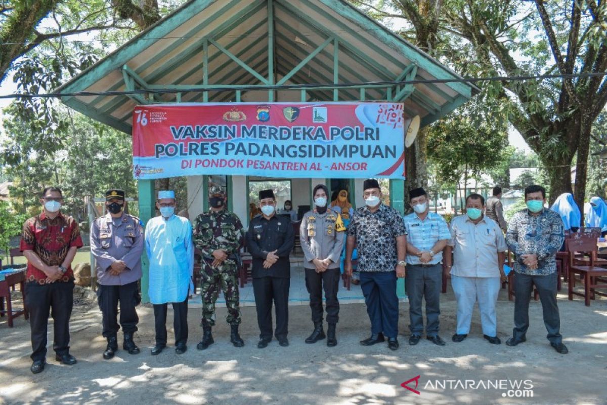 Kemenag bersama Polres Padangsidimpuan gelar vaksin merdeka Polri