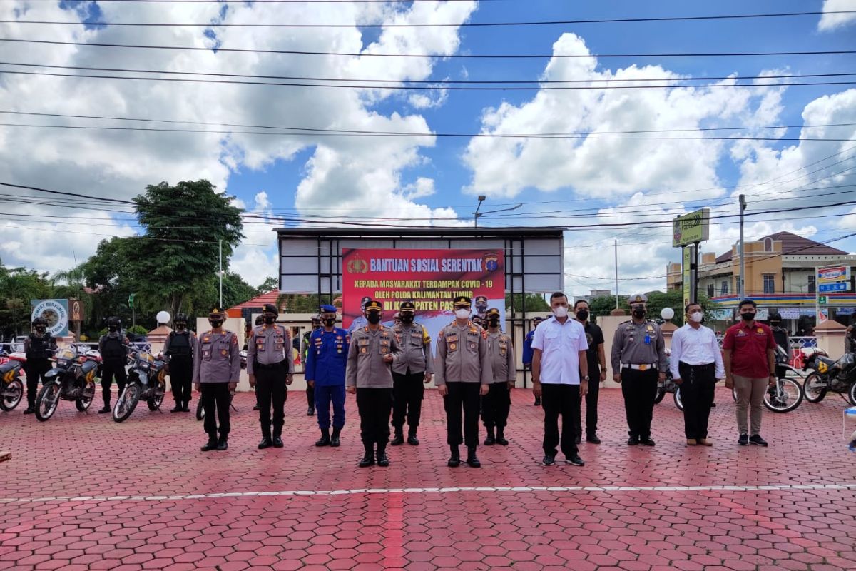 Polda Kaltim salurkan Bansos kepada warga Paser terdampak COVID-19