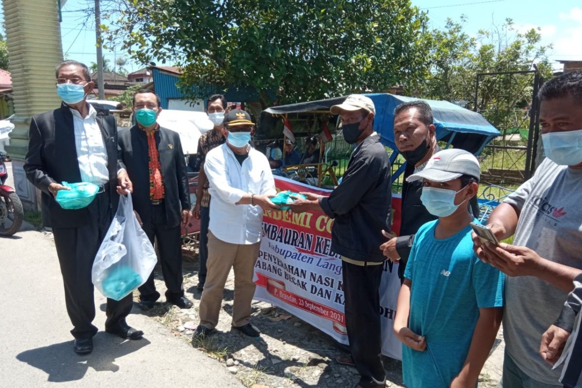 FPK Langkat bagikan 100 paket makanan siap saji kepada abang becak di Pangkalan Brandan